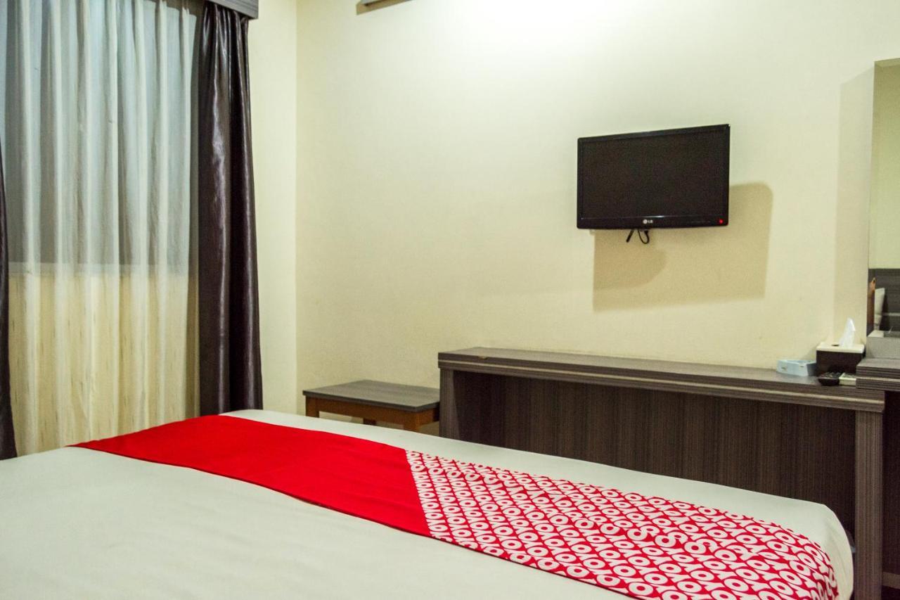 Batam Collection O 625 Hotel Golden Gate מראה חיצוני תמונה